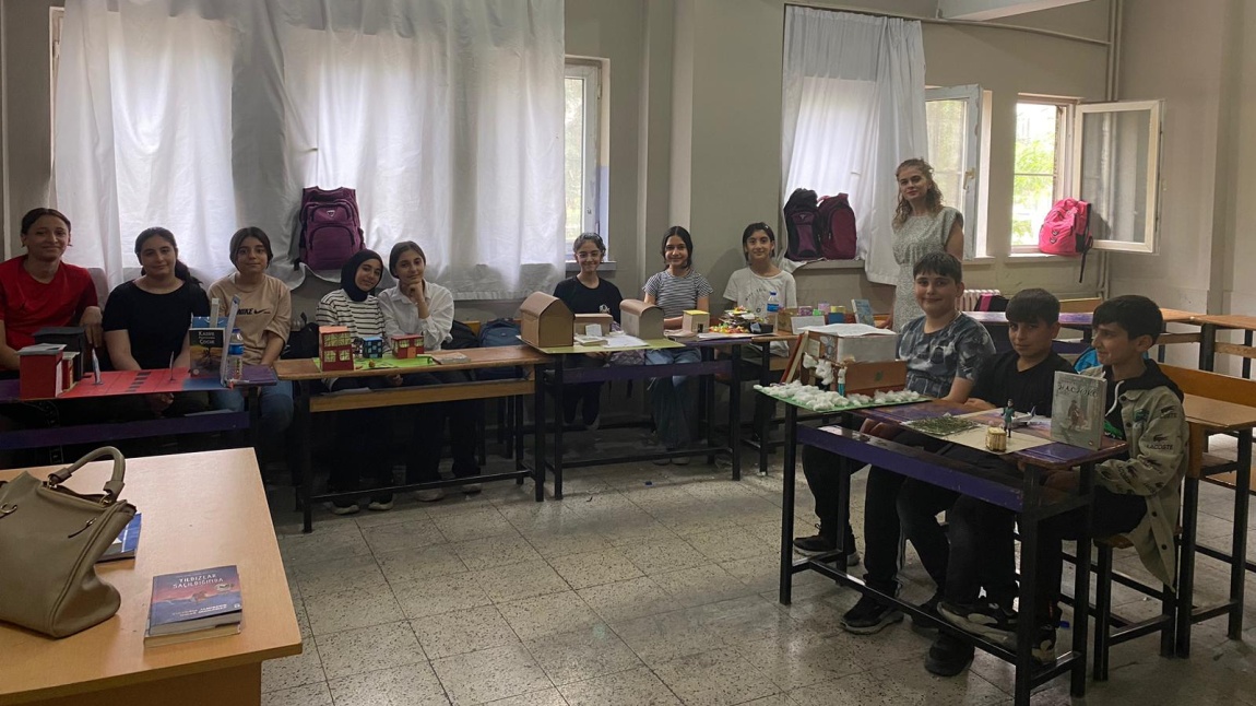 Okulumuz Türkçe Öğretmeni Ayla Kelepçe ile sınıfı 7/E öğrencilerinin hazırladığı “Okuduğu kitabı somut nesnelerle maketleştirme” projesi.